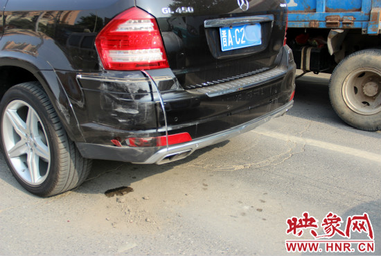 無辜奔馳越野車殘被追尾。