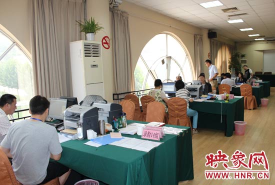 高招錄取現(xiàn)場錄檢組工作人員正在緊張工作中。