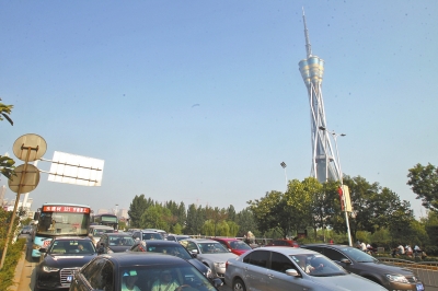 航海路中原福塔門前調(diào)頭口被封閉，等待左轉(zhuǎn)調(diào)頭的車輛排起長隊(duì)。