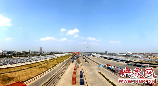 鄭州鐵路集裝箱中心站內(nèi)，滿載貨物的國際班列從這里開出。段晉哲/攝