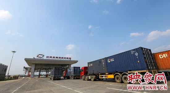 一頭連著生產(chǎn)，一頭牽著消費，現(xiàn)代物流業(yè)成為經(jīng)濟運行的血脈。 段晉哲/攝