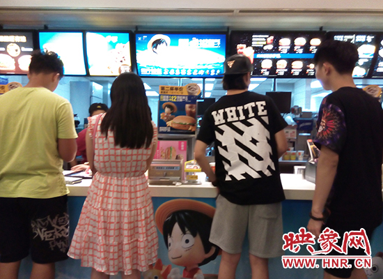 排隊(duì)買(mǎi)飯的食客