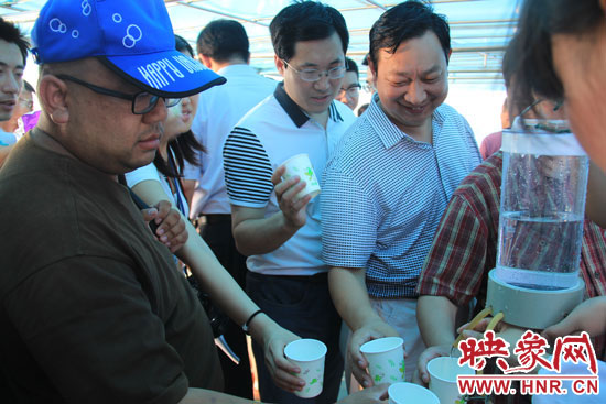 來(lái)自北京、天津、河北的40多家媒體的記者紛紛前來(lái)品嘗丹江口水庫(kù)的水