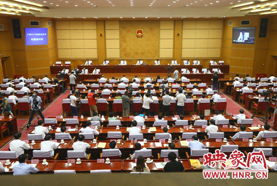 7月29日下午，河南省十二屆人大常委會第九次會議召開關(guān)于職業(yè)教育專題詢問會。