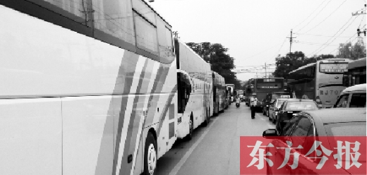 昨日，只能由東向西單行的鄭州市城南路上，闖進了由西向東行駛的大巴車，造成嚴重交通擁堵