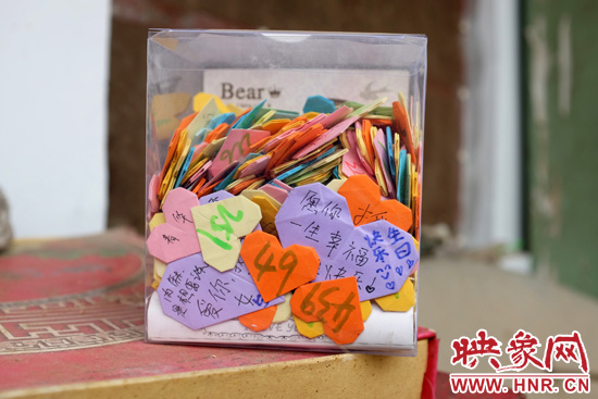 王書(shū)佳的床邊放著一個(gè)玻璃瓶子，里面是521顆紙心，是生日的時(shí)候同宿舍的朋友送給她的。