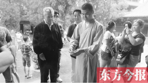 英語(yǔ)熟練的釋延政在少林寺接待外國(guó)游客