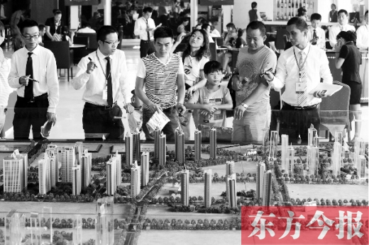 昨天上午，在鄭州市區(qū)一售樓部?jī)?nèi)，看房的顧客比平時(shí)多了不少