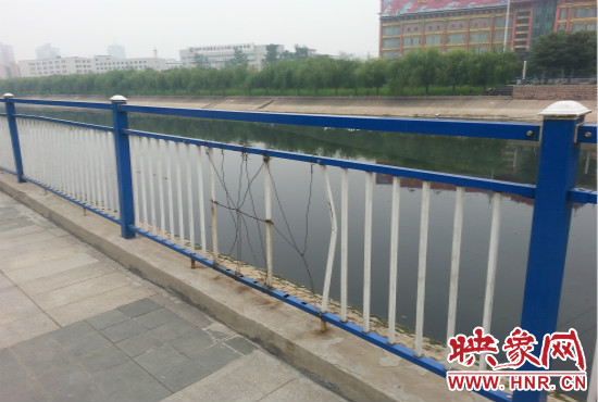 公園內(nèi)多個護(hù)欄中間的鋼筋條不翼而飛，僅僅是用幾根細(xì)細(xì)鐵絲纏住。