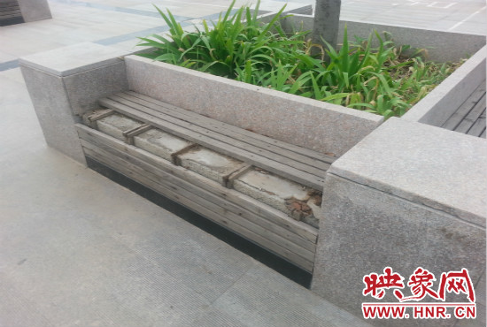 基礎(chǔ)設(shè)施破壞嚴(yán)重，一直無人修理。