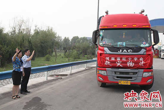 運送救災物質(zhì)的貨車出發(fā),奔赴災區(qū)。