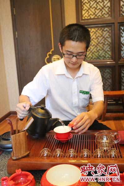 1、水壺里的水煮沸，李克勤把茶葉放進(jìn)茶荷里，準(zhǔn)備溫杯沖茶