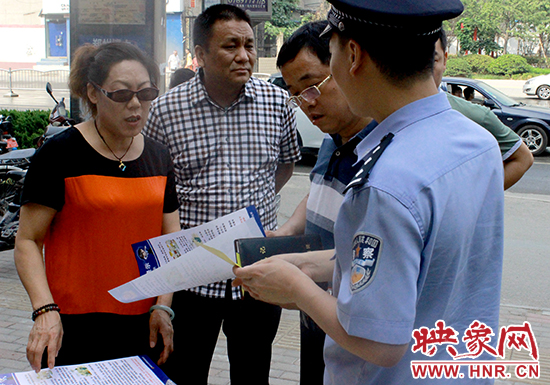 民警向市民介紹防詐騙知識 民警向市民介紹防詐騙知識