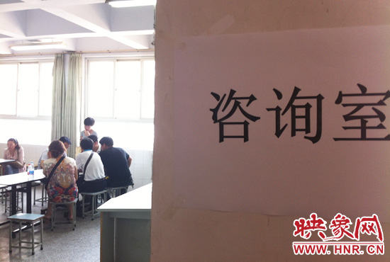 在金水區(qū)教體局設立的“復議”現場，家長們提出了各式各樣的問題。