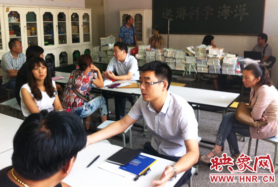 各區(qū)受理咨詢的教育部門工作人員對于提出的問題一一作出解答。