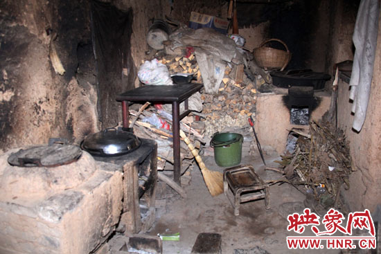 李娜家做飯的地方,就在土坯房的門口,夏天屋里跟燒炕一樣。