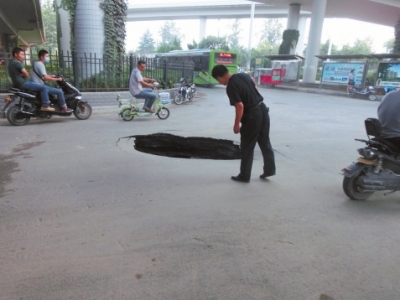 市民探頭看，大坑“深不可測”。