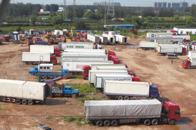 抓賭前，處警民警就藏身在這些廂式貨車內(nèi)。