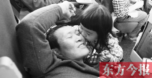 女兒嘟嘟不時的親吻是他最好的“鎮(zhèn)痛藥”。