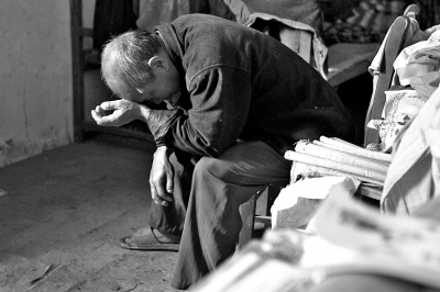 妞妞的爺爺至今仍深陷自責(zé)與悲傷之中,不能自拔。