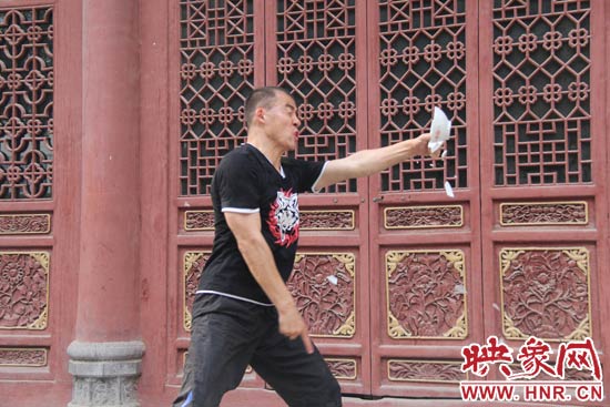 樊偉鵬展示其單指碎碗的絕技。