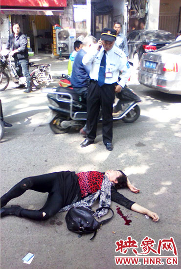 一名老年人當(dāng)場(chǎng)昏迷。