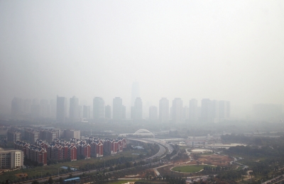 玉米秸稈煙淹了“大玉米”10月7日，霧霾籠罩下的鄭東新區(qū)CBD。