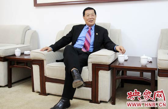 以精湛讀到的刑偵鑒識(shí)技術(shù)享譽(yù)國(guó)際的李昌鈺博士，被譽(yù)為“當(dāng)代福爾摩斯”。