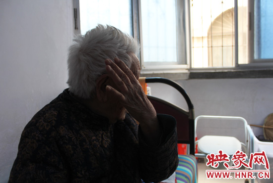 說起敬老院要搬遷,老太太忍不住流眼淚。