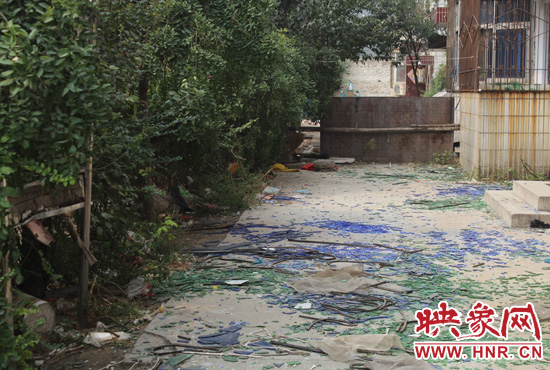 社區(qū)內(nèi)已是狼藉一片。