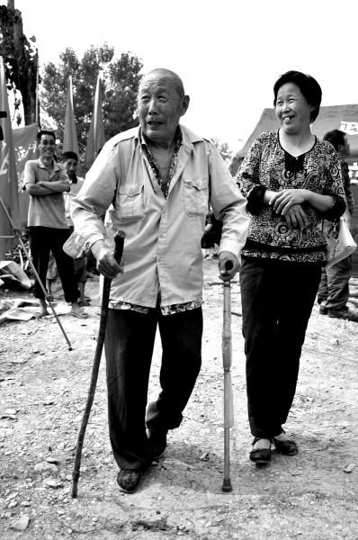 2011年6月26日，何兆勝在三女兒的陪伴下漫步在搬遷現(xiàn)場(chǎng)。