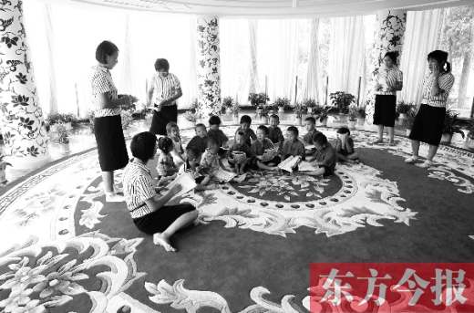 鄭州一幼兒園里的孩子在老師的帶領下讀《論語》。
