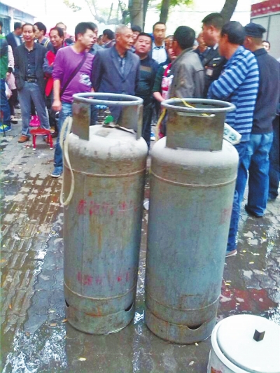 這兩個大塊頭沒事，眾人懸著的心平靜下來。