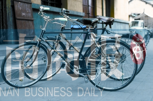 自行車是那時最時髦的交通工具，路邊清一色是“飛鴿牌”
