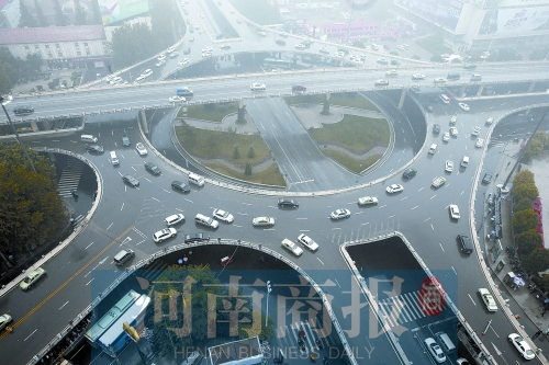 紫荊山立交橋，如今是許多人上下班的必經(jīng)之路