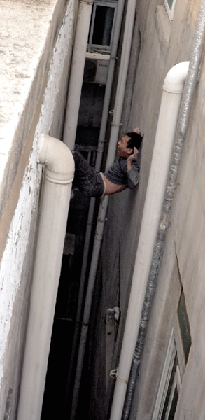 就在民警緊急施救時，他從兩樓之間摔下。