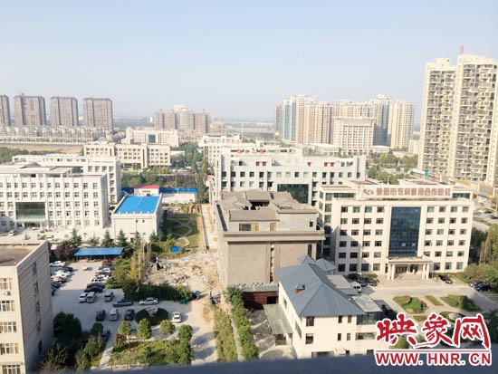 一座4層的建筑樓頂蓋上了四合院。