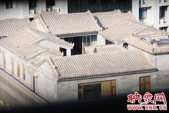 這座建筑里面的裝修奢華考究，門窗和吊頂均為紅木。