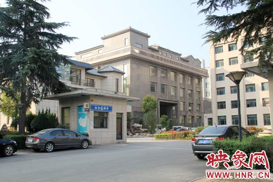 據這座建筑的一名工作人員稱，整座建筑為海龍集團所有，房屋建成之后用作公司紅木家具展示。