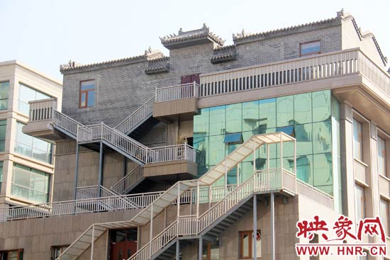 這座建筑的背面，已建好步梯。