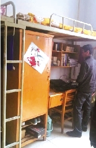 家人拍攝的孫慧博宿舍高低床照片。