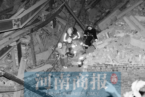 昨晚8點(diǎn)30分，消防員從廢墟中救出一名被埋者