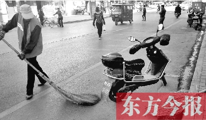 昨日，鄭州市中州大道上，穿梭于車流中上崗的環(huán)衛(wèi)工