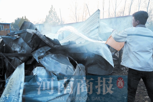 還有零星的火苗沒(méi)滅，有人在拿水澆