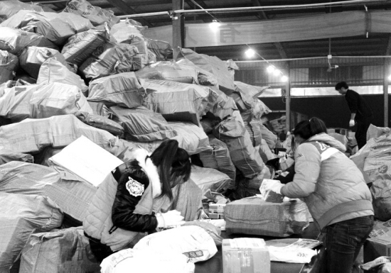 “雙十一”過后快遞業(yè)迎來投遞高峰，鄭州一家快遞公司網(wǎng)點內(nèi)，快遞堆積如山，分揀員24小時不間斷工作