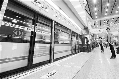 地鐵站內(nèi)電梯、車門處均貼有安全提示標(biāo)識。