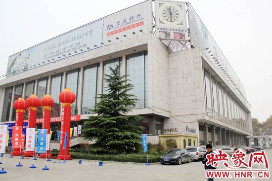 11月28日，記者從鄭州市政府獲悉，河南省人民會(huì)堂決定拆除違法存在10多年的巨型樓頂廣告。