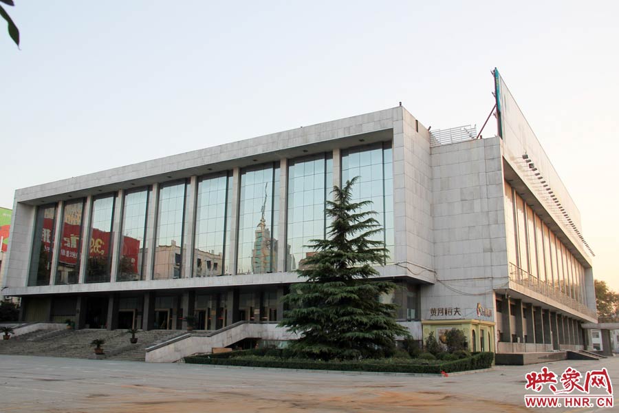 省人民會(huì)堂樓頂西側(cè)的廣告牌已經(jīng)全部拆除完畢，現(xiàn)場(chǎng)的施工人員和機(jī)械設(shè)備已經(jīng)全部撤離。