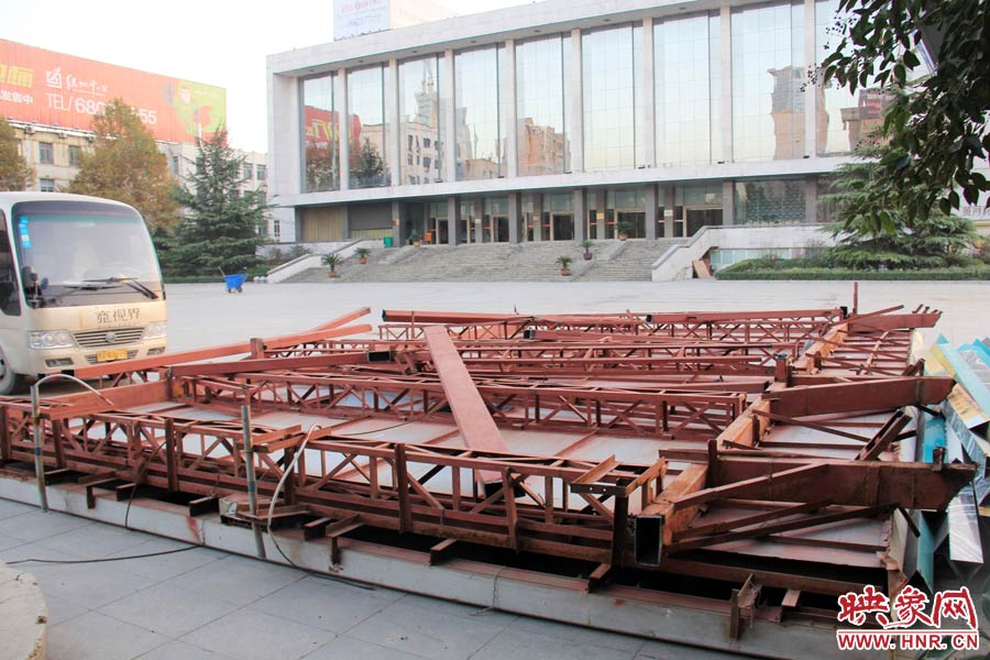 受天氣影響，拆除工作暫時(shí)中止。