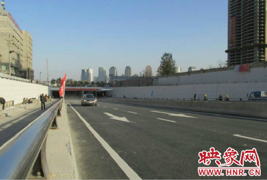 紅專路下穿中州大道隧道工程西起紅專路與姚寨路交叉口，東至紅專路與龍湖外環(huán)路交叉口。